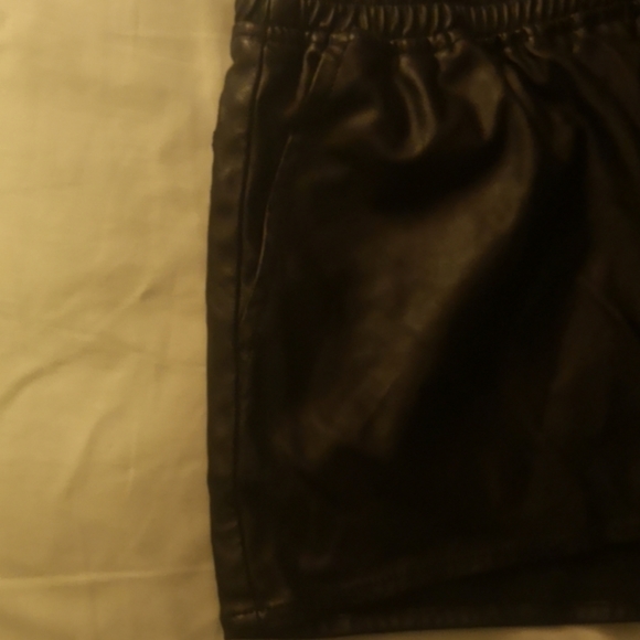 Faux leather shorts - Picture 4 of 4